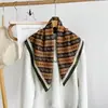 Pañuelo Cuadrado Pequeño Decorativo 70CM Seda Artificial Pañuelo de Seda Primavera y Otoño Pañuelo para la Cabeza Protector de Cuello Pañuelo de Cuello de Algodón y Lino Atar Pañuelo Bolsa Pañuelo de Seda Venta al por Mayor