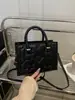 Bolso de mano para mujer con corazón en relieve de estilo nuevo transfronterizo, un bolso de hombro ligero y lujoso de retazos, un bolso cruzado moderno y casual