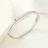 Pulsera de Acero Inoxidable y Acero de Titanio de Venta Caliente Transfronteriza con Números Romanos Incrustados de Diamantes en Forma de Clavo, Pulsera de Oro de 18 Quilates que No Se Desvanece para Mujeres