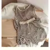 Moderno e Super Estiloso! Toque Ultra Macio, Regata Fina de Seda de Gelo para Meninos e Meninas, Shorts Listrados Estilosos de 5 Pontos, Verão 2026