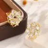 Pinzas para Orejas con Forma de Copo de Nieve Estilo Celebridad de Internet en Dorado y Plateado, Completamente Incrustadas con Circonitas, Pendientes Versátiles de Lujo Ligero para el Trabajo y Citas