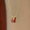 Collar con colgante de granada roja Ancora vintage de otoño e invierno "Bajo el granado", versátil cadena de clavícula, accesorio para suéter.