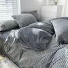 Juego de cuatro piezas de terciopelo de leche de invierno, sábana y funda de edredón de forro polar de coral grado A, funda de edredón de franela, más un juego de ropa de cama de tres piezas con forro polar para otoño