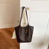 Bolsa de ombro tipo balde minimalista trançada estilo coreano para mulheres, novo modelo de verão 2026, bolsa tote de ombro de alta qualidade e grande capacidade