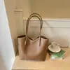 Bolsa tote de cor sólida texturizada vintage, moderna e única, nova coleção de verão 2026, bolsa de ombro casual estilosa para trabalho e deslocamento