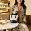 Bolsa pequena de mão color-blocking de alta qualidade para mulheres, nova 2025, versátil, estilosa, bolsa tipo balde transversal, bolsa de ombro única fashion