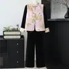 Traje de outono de alta qualidade para mães, conjunto de colete de veludo dourado, novo estilo primavera e outono 2026, elegante conjunto de três peças com colete para mulheres de meia-idade