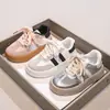 Zapatos Infantiles 2026 Otoño Nuevo Estilo Coreano Moda Deportiva para Niñas Mayores, Tenis Casuales Versátiles Antideslizantes
