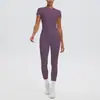 Em estoque: Conjunto de roupa para esportes, estilo europeu e americano, com sensação de pele, cor sólida, camiseta top, camisa de manga curta, calça comprida, calça para corrida e fitness, conjunto para yoga