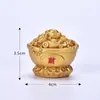 Amuleto da Sorte de Ano Novo: Miniatura de Resina com Letras Vermelhas, Árvore Dourada da Fortuna e Fogos de Artifício "Navegação Tranquila"