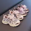 Zapatos de papá transpirables de suela blanda estilo coreano para niños, nuevos zapatos deportivos casuales de otoño para niños, zapatillas de correr ligeras de moda para niñas