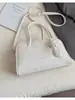 Bolsa Feminina Minimalista Estilo Coreano 2026 Nova Moda de Inverno Bolsa de Mão Versátil Bolsa Quadrada Pequena com um Toque de Luxo para o Dia a Dia e Uso Transversal