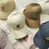 Gorra de Béisbol Bordada con Letras de Gato Estilo Japonés 2026 para Mujer, Versión Coreana con Visera Ancha, Sensación de Alta Gama, Gorra de Pico para el Día a Día