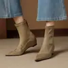 Primer encuentro con las botas de ante de punta con cremallera trasera y diseño elástico, un nuevo estilo otoño/invierno, versátil y adelgazante, con una plantilla interior que aumenta la altura y un cañón corto