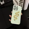 Capa de celular banhada a ouro com cobra para Apple 16promax personalidade 15 padrão de fio de ouro 12 tudo incluído 11 película para lente 13