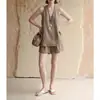 Conjunto de top halter de punto marrón de hombros descubiertos con escote en V y shorts, estilo vintage 'old money' moderno y versátil, nueva colección verano 2026