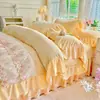 Juego de ropa de cama de cuatro piezas estilo princesa rosa de terciopelo de leche con ribete de encaje de doble capa colcha acolchada terciopelo grueso de doble cara cálido para otoño e invierno