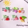 Accesorios de Resina DIY de Frutas y Animales de Dibujos Animados Pegamento Cremoso Accesorios para el Cabello Pegatinas para Vasos de Agua de Teléfono Agujero para Colgante Charms para Zapatos Materiales