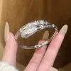 Elegante e Luxuoso Bracelete com Cravação de Zircônia, Apresentando um Design de Cobra e Fecho Totalmente Diamantado, com um Estilo Cool e Discreto