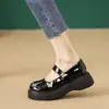 Sapatos Femininos Mary Jane de Solado Grosso Tamanho Pequeno Novo Estilo 2024 Sapatos Rasos de Salto Aumentado Couro Patentado Preto Sapatos Pequenos de Couro Item Quente