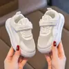 Tênis esportivos infantis estilo verão, antiderrapantes, casuais, versáteis, de sola plana, tênis da moda, design em malha respirável para meninos pequenos