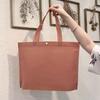 Bolso de mano de alta gama para tienda de ropa no tejida, embalaje de ropa de mujer, bolsa de compras de regalo, logotipo imprimible, cinturón al por mayor