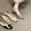 2026 Sapatos femininos de sola macia, novo modelo da moda, elegantes e femininos, cor sólida, uma tira com fivela, alto apelo estético, sapatos slip-on estilosos
