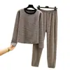 Nuevo conjunto de mujer para otoño e invierno: Conjunto de terciopelo a rayas alemán con cuello redondo y pantalones con puños, holgado, casual, engrosado, cálido para estar en casa