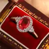 Anel de Imitação de Rubi com Diamantes Inteiros, Formato Oval, Estilo Luxo Leve Europeu e Americano, Tamanho Ajustável, Anel de Cristal Vermelho Ovo de Pombo Diamante