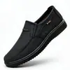 2026 Nuevos Zapatos de Malla Transpirable de Verano para Hombre Punta Redonda Simple Zapatos Casuales para Personas de Mediana Edad y Mayores Venta al por Mayor en Tienda Física Fuente de Artículos Más Vendidos