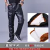 Calças de couro masculinas elásticas para outono e inverno, calças masculinas de tubo reto corta-vento, couro lavado à água, quentes para motocicleta, calças masculinas de couro PU acolchoadas com veludo