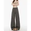 Jeans grises para mujer con figura de pera, diseñados para cubrir las caderas y crear un efecto adelgazante. Estos pantalones de pierna ancha, de cintura alta, cómodos, holgados y versátiles son perfectos para el otoño.