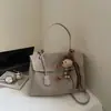 Bolsa Tote Casual Retrô Transfronteiriça para Mulheres 2025 Outono Nova Tendência Grande Capacidade Estilo Estrangeiro Luxo Leve Ombro Único Transversal