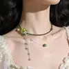 Collar de cuentas con Flor Verde Fresca, Gota de Rocío y Enredadera Verde, con un Ambiente Pastoral Estilo Bosque y Cadena Elegante para la Clavícula