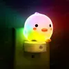 Luz de Noche Creativa Gy101 Enchufable Vinilo Pollo Lindo Luz Emisora Luz Decorativa para Habitación Infantil con Sensor de Control de Luz
