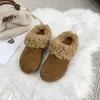 Sapatos Casuais Peludos de Solado Grosso Forrados com Pelúcia para Mulheres Uso Externo Novo Estilo 2026 Sapatos Quentes de Algodão Slip-on Meio Chinelos