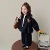 Conjunto de duas peças de moda novo para primavera e outono de 2026, estilo coreano, para meninas pequenas, com ursinho e jeans.