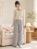 Pantalones de casa cálidos de terciopelo térmico con estampado de dibujos animados para otoño e invierno para mujer, pantalones rectos cómodos adecuados para usar al aire libre con cintura elástica y cordón