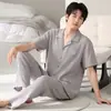 Pijama de verão masculino feito de gaze de algodão puro, de manga curta com calça comprida, simples e casual, com gola de lapela e design de abotoar, pode ser usado fora de casa como conjunto de roupa caseira