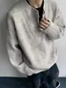 Suéter Cinza Gola Henley Estilo Americano High-Street, nova coleção outono/inverno masculino, com um toque sofisticado e descontraído, perfeito como peça de base ou camada interna.