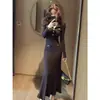 Elegante vestido estilo francês para ocasiões importantes, com cintura marcada e um toque sofisticado, combinado com um vestido de tricô cor de café para o outono
