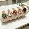 Novo relógio feminino redondo, estiloso e simples, com movimento de quartzo de três ponteiros e pulseira de liga, adequado para estudantes