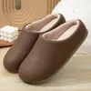 Chinelos de Algodão com Couro PU Femininos Impermeáveis Antiderrapantes Uso Interno Externo Casa Casal Plus Veludo Pés Quentes Inodoros Chinelos de Algodão de Inverno Masculinos