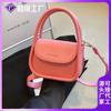 Bolso pequeño portátil para mujer, novedad de invierno 2023, bolso de hombro con textura occidental a la moda, bolso bandolera retro para mujer, bolso cuadrado pequeño