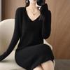 Vestido de punto estilo coreano para mujer, otoño e invierno, nuevo, ajustado, con cuello en V, camisa base, vestido suéter largo y ajustado para mujer.