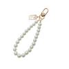 Versión coreana de cadena de perlas para cabeza de belleza retro llavero anillos para llaves redondos con letras para mujer adornos para bolso pequeños regalos al por mayor