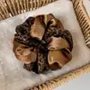 Scrunchie retrô, relaxado, com estampa de leopardo em cetim e acabamento em renda, elástico de rabo de cavalo moderno color block, acessório de cabelo de alta qualidade para mulheres