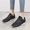 Estilo Novo de 2020, Seu Estilo é Bem Legal! Tecido de Renda com Cortes Profundos, Salto Baixo e Tiras Cruzadas
