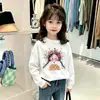Camiseta versátil de manga larga de algodón puro a la moda estilo coreano para niños, nuevo estilo de otoño, linda camiseta interior de dibujos animados para niñas y niños pequeños