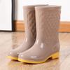 Moda Sapatos impermeáveis de cintura alta Sapatos de chuva de trabalho adulto Botas de chuva antiderrapantes Sapatos de borracha femininos Cozinha Pisando galochas Faixas de verão